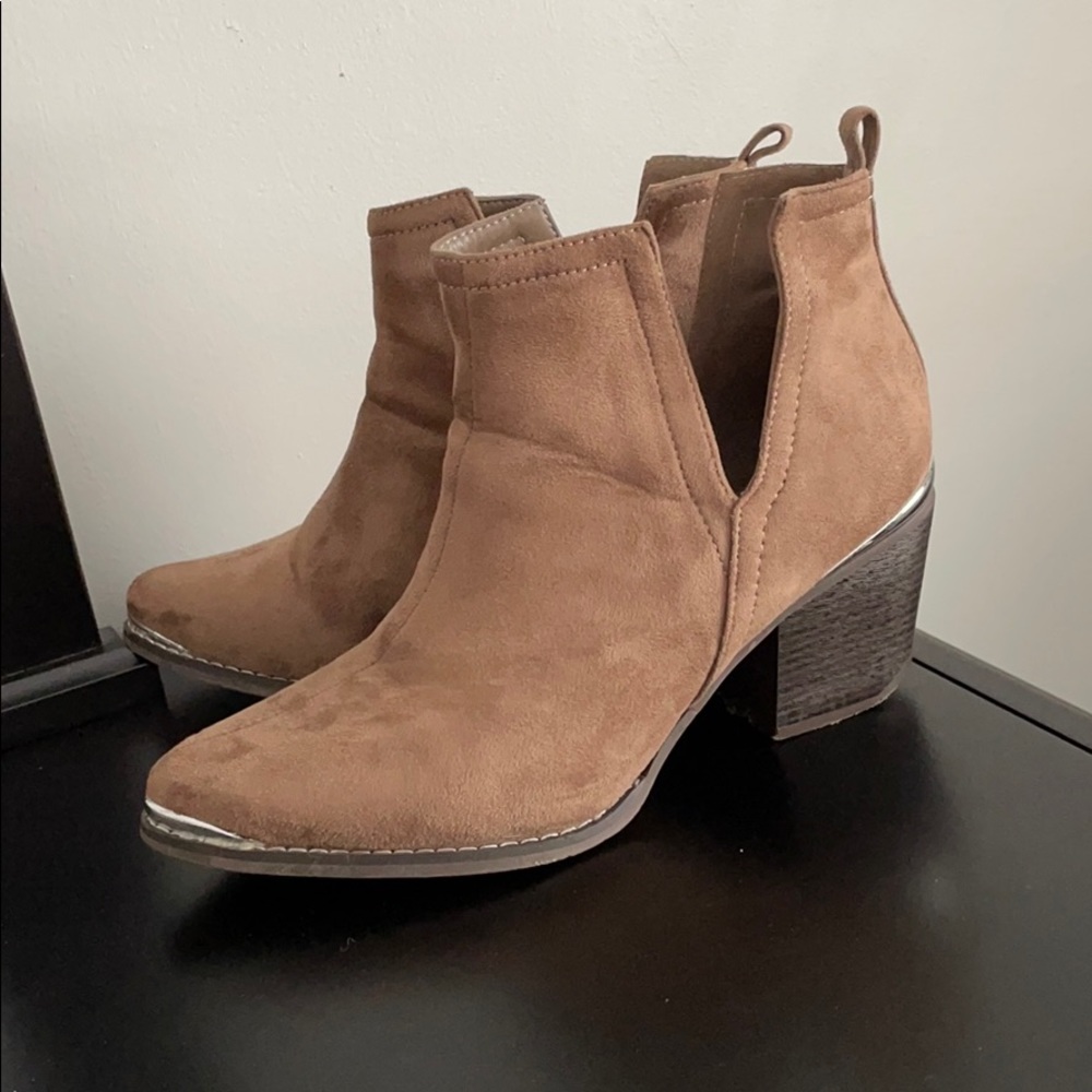 Journee ISSLA suede cut out taupe ankle bootie